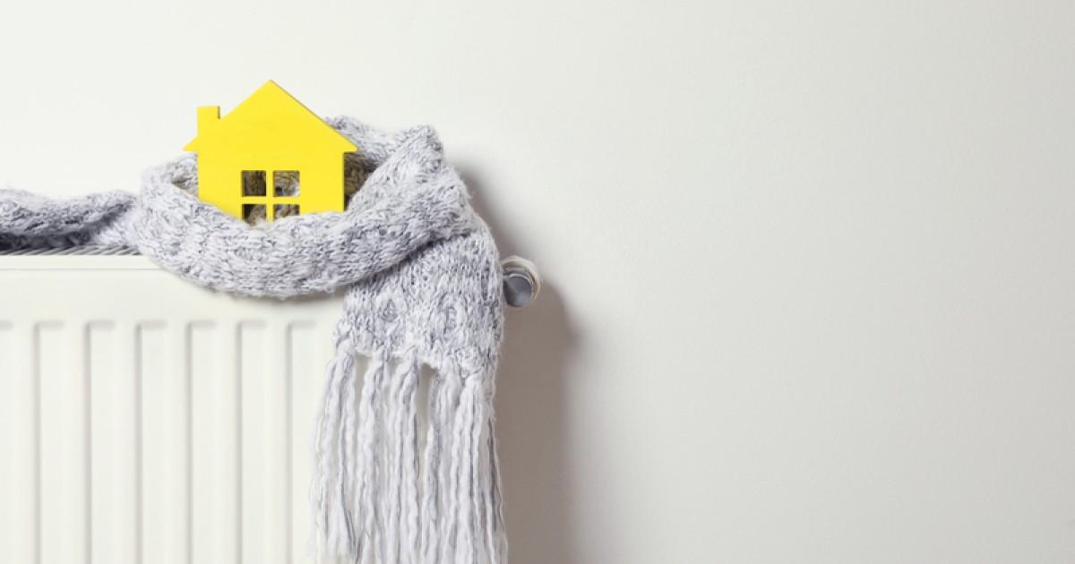 Geel huisje met sjaal op verwarming